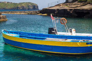Isla de Ventotene: vista al mar con botes amarrados