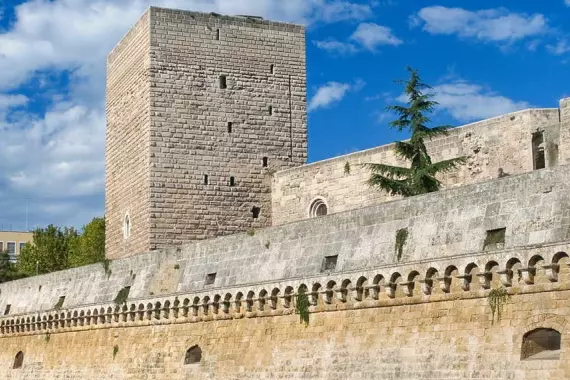 Vista lateral del castillo Normando- Suabia en Bari, Italia