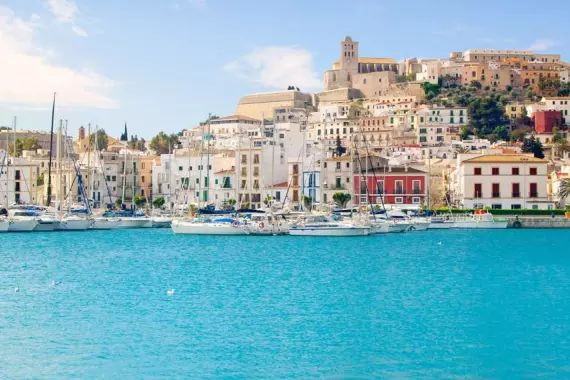 Ibiza: vista desde el mar de la ciudad de Eivissa