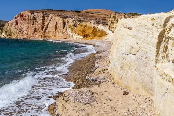 Escultura en la playa de Kimolos en las Cícladas, Grecia