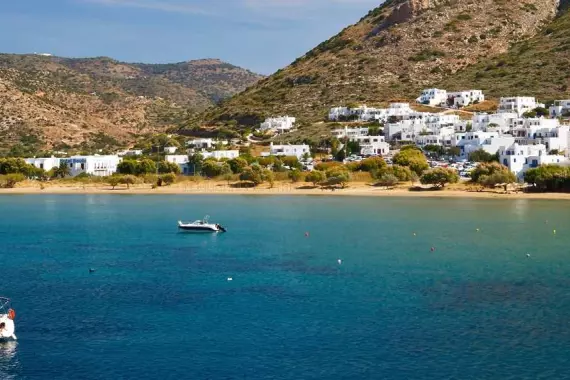 Vista de las casas en el golfo en Sifnos en las Cícladas, Grecia